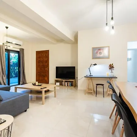 Escape To Kalamata'S Old City Your Urban Oasis Exterior foto